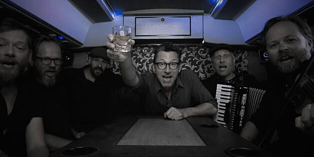 Video premiere BOTTOMS UP
